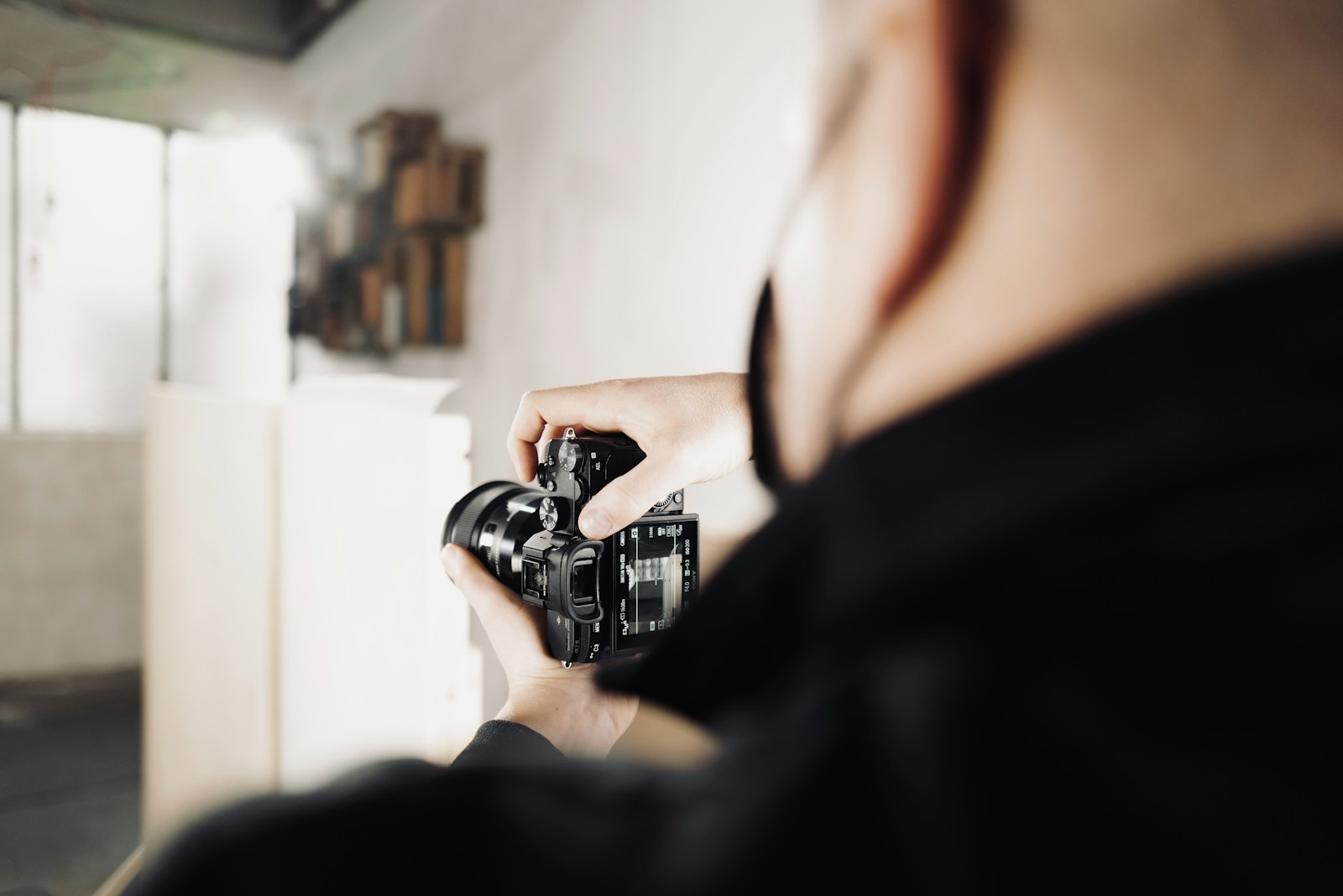 Osoba z aparatem fotografuje wnętrze