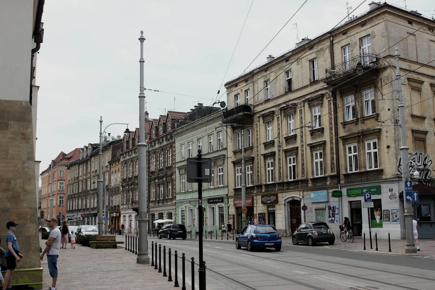 ulica polskiego miasta z lokalami usługowymi na parterze